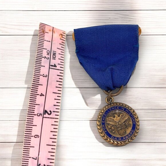 Vintage D.A.R. Award Medal For Excellence In History With Blue Ribbon - Picture 3 of 3